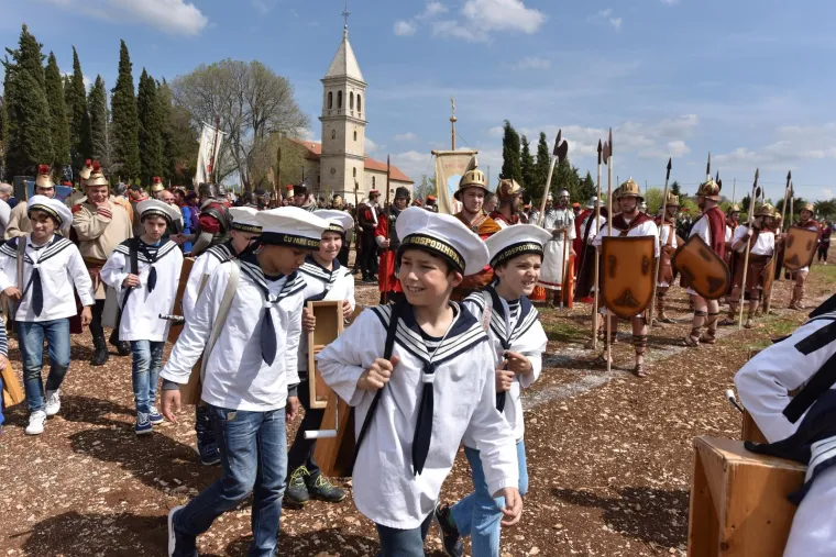 ČUVARI KRISTOVA GROBA U OKLAJU: Tradicionalni festival okupio žudije iz 34 župe