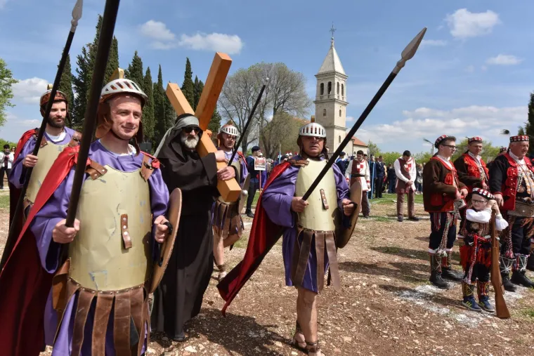 ČUVARI KRISTOVA GROBA U OKLAJU: Tradicionalni festival okupio žudije iz 34 župe