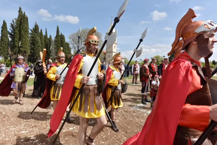 ČUVARI KRISTOVA GROBA U OKLAJU: Tradicionalni festival okupio žudije iz 34 župe