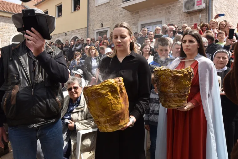 ČUVARI KRISTOVA GROBA U OKLAJU: Tradicionalni festival okupio žudije iz 34 župe
