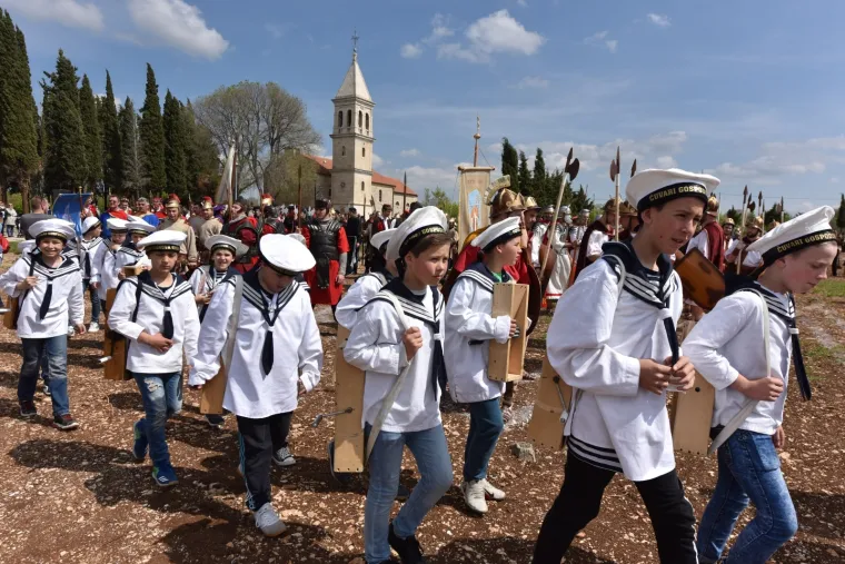 ČUVARI KRISTOVA GROBA U OKLAJU: Tradicionalni festival okupio žudije iz 34 župe