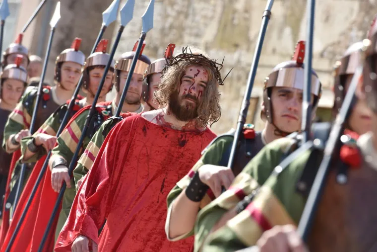 ČUVARI KRISTOVA GROBA U OKLAJU: Tradicionalni festival okupio žudije iz 34 župe