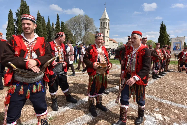 ČUVARI KRISTOVA GROBA U OKLAJU: Tradicionalni festival okupio žudije iz 34 župe
