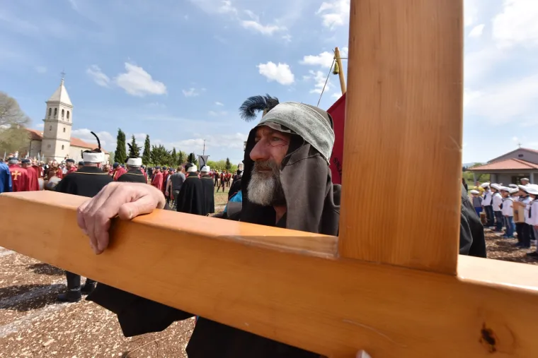 ČUVARI KRISTOVA GROBA U OKLAJU: Tradicionalni festival okupio žudije iz 34 župe