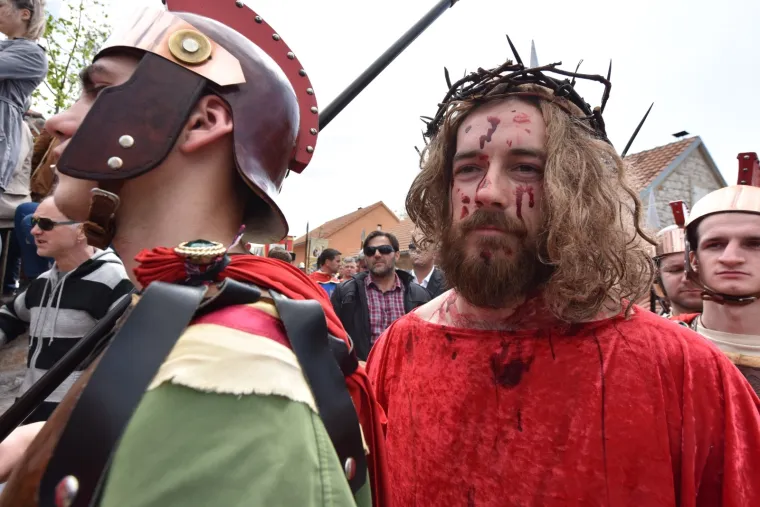 ČUVARI KRISTOVA GROBA U OKLAJU: Tradicionalni festival okupio žudije iz 34 župe