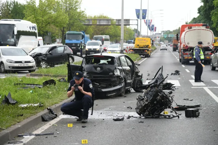 U sudaru tri automobila na Slavonskoj aveniji dvije osobe ozlijedjene