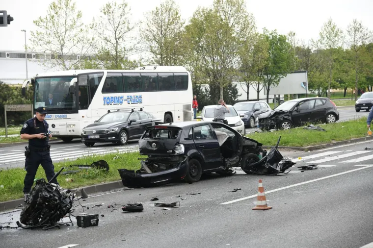 U sudaru tri automobila na Slavonskoj aveniji dvije osobe ozlijedjene