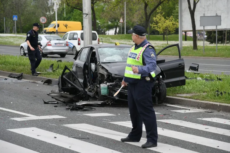 U sudaru tri automobila na Slavonskoj aveniji dvije osobe ozlijedjene