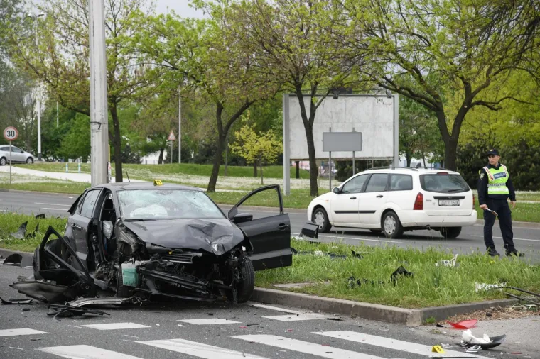 U sudaru tri automobila na Slavonskoj aveniji dvije osobe ozlijedjene