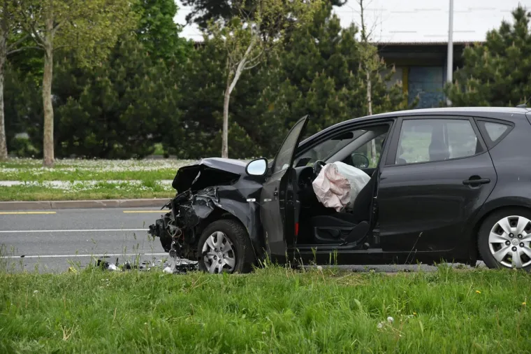U sudaru tri automobila na Slavonskoj aveniji dvije osobe ozlijedjene
