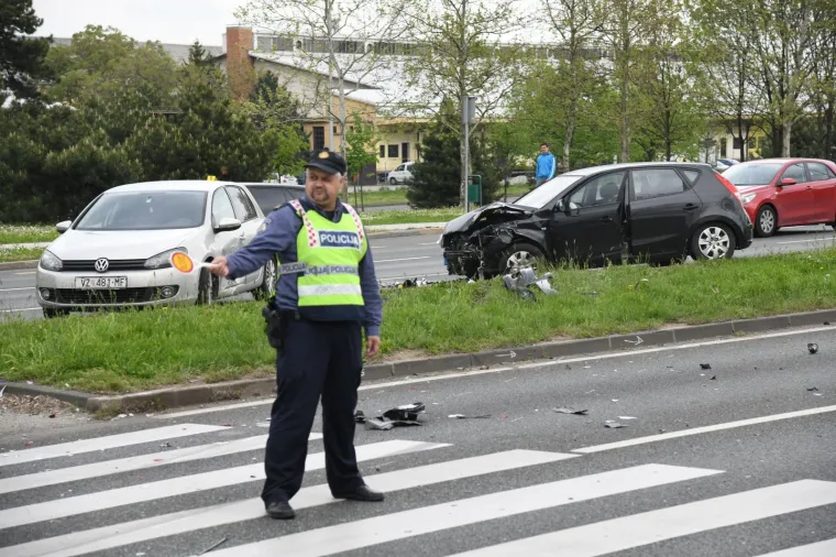 U sudaru tri automobila na Slavonskoj aveniji dvije osobe ozlijedjene