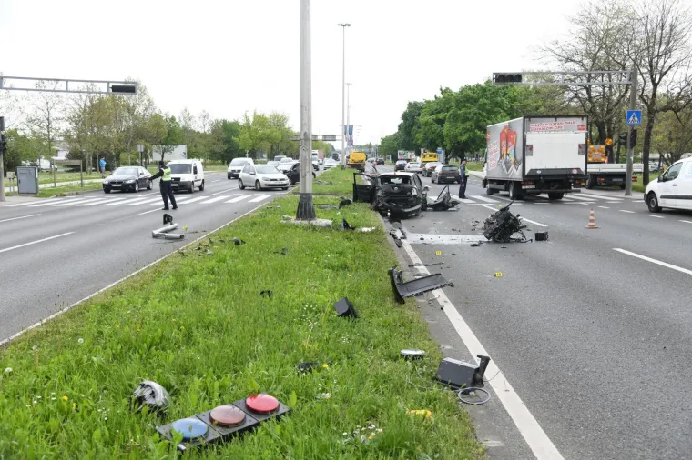 U sudaru tri automobila na Slavonskoj aveniji dvije osobe ozlijedjene
