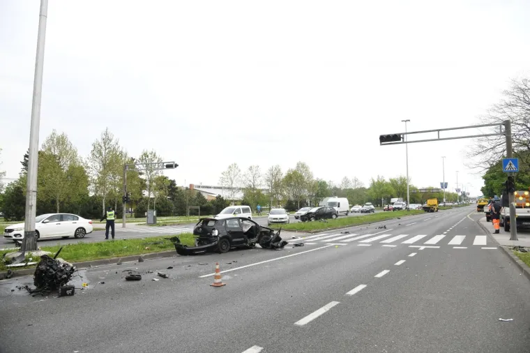 U sudaru tri automobila na Slavonskoj aveniji dvije osobe ozlijedjene