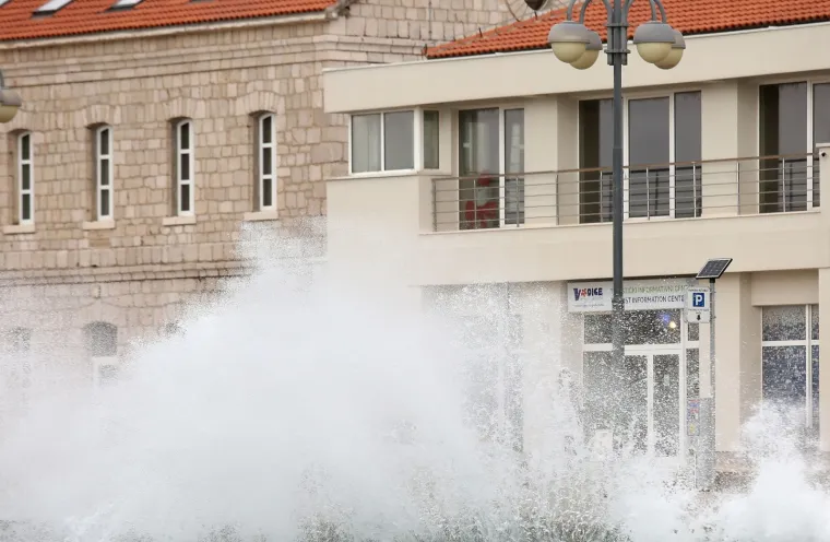 Meteoalarm izdao upozorenje zbog olujnog juga: Prekinute trajektne linije u Zadru i Šibeniku