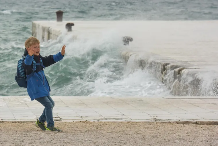 Meteoalarm izdao upozorenje zbog olujnog juga: Prekinute trajektne linije u Zadru i Šibeniku