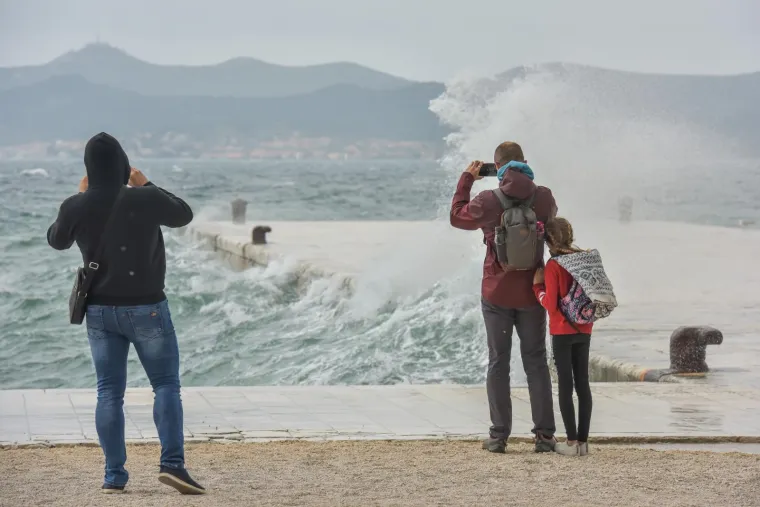 Meteoalarm izdao upozorenje zbog olujnog juga: Prekinute trajektne linije u Zadru i Šibeniku