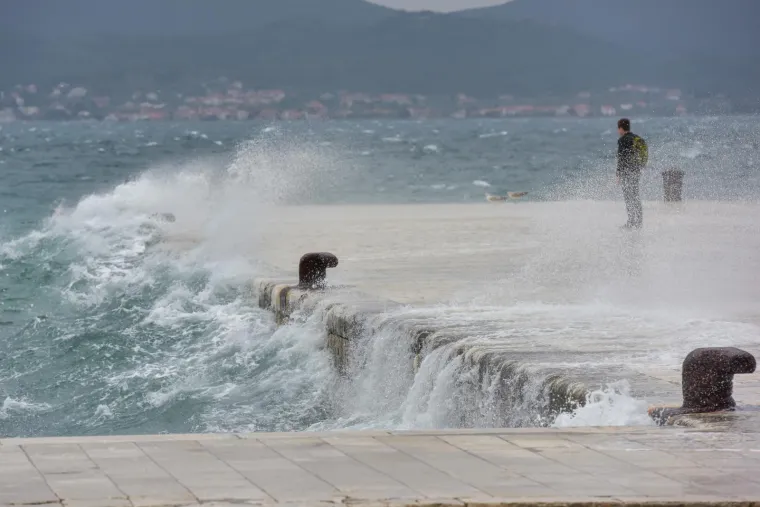 Meteoalarm izdao upozorenje zbog olujnog juga: Prekinute trajektne linije u Zadru i Šibeniku