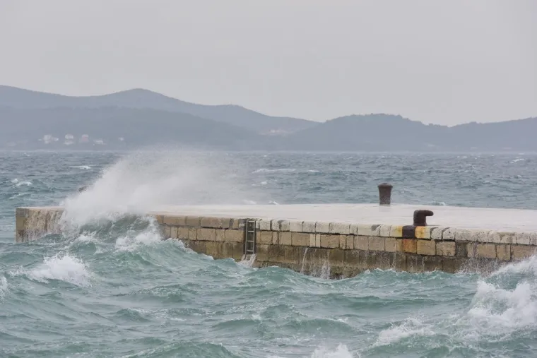 Meteoalarm izdao upozorenje zbog olujnog juga: Prekinute trajektne linije u Zadru i Šibeniku
