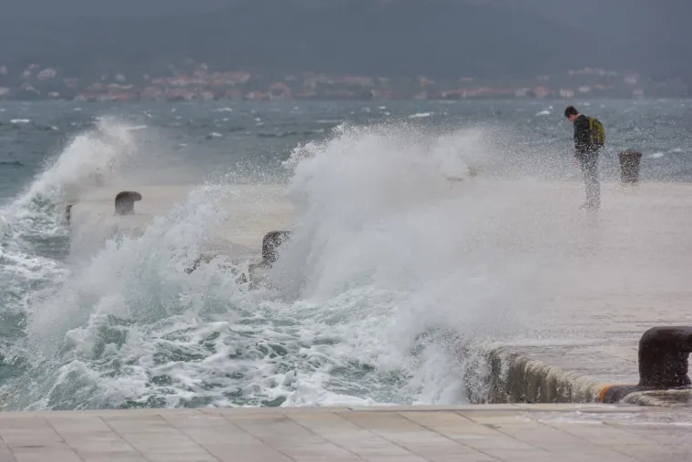 Meteoalarm izdao upozorenje zbog olujnog juga: Prekinute trajektne linije u Zadru i Šibeniku
