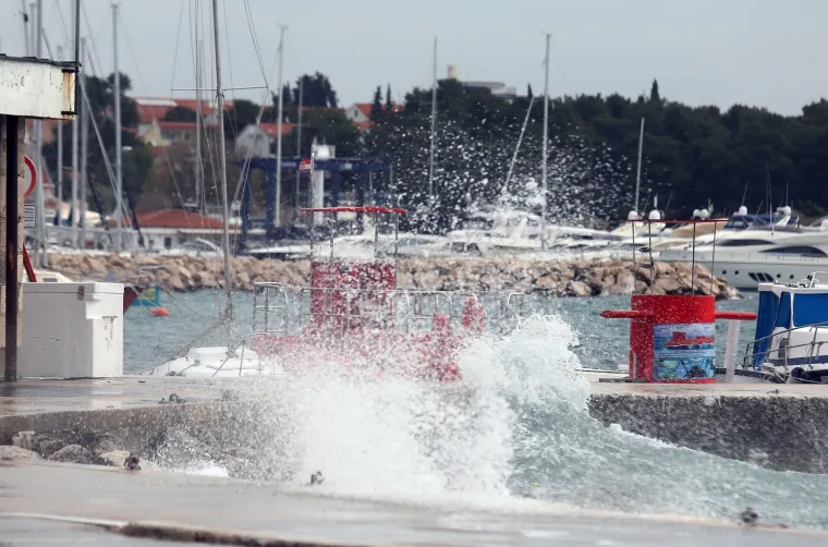 Meteoalarm izdao upozorenje zbog olujnog juga: Prekinute trajektne linije u Zadru i &Scaron;ibeniku