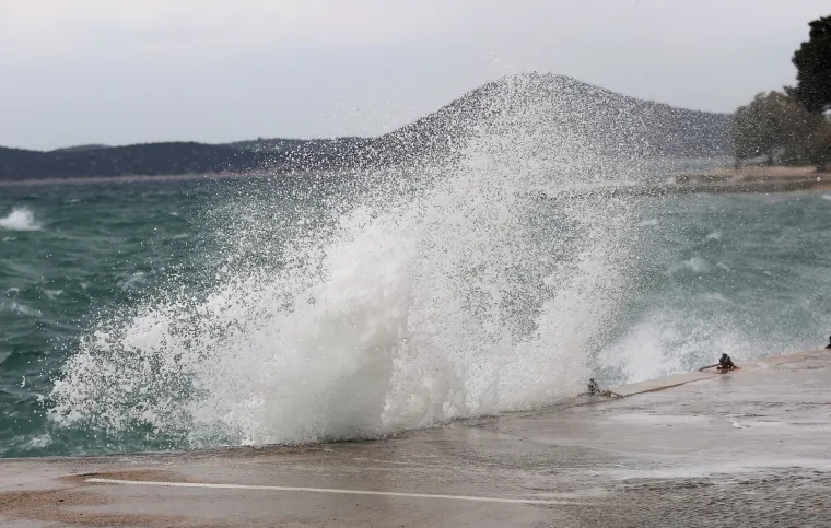Meteoalarm izdao upozorenje zbog olujnog juga: Prekinute trajektne linije u Zadru i &Scaron;ibeniku
