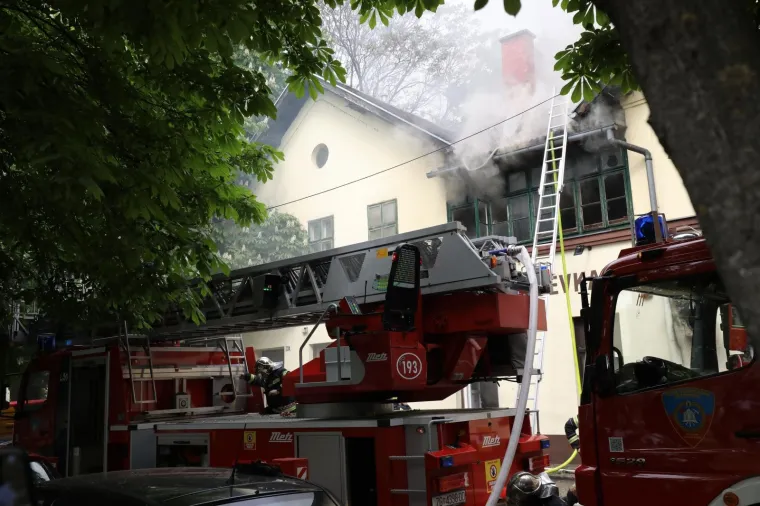Pogledajte vatrogasce u akciji: Gori pivnica na Tre&scaron;njevci