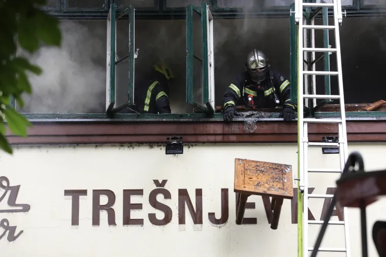 Pogledajte vatrogasce u akciji: Gori pivnica na Tre&scaron;njevci