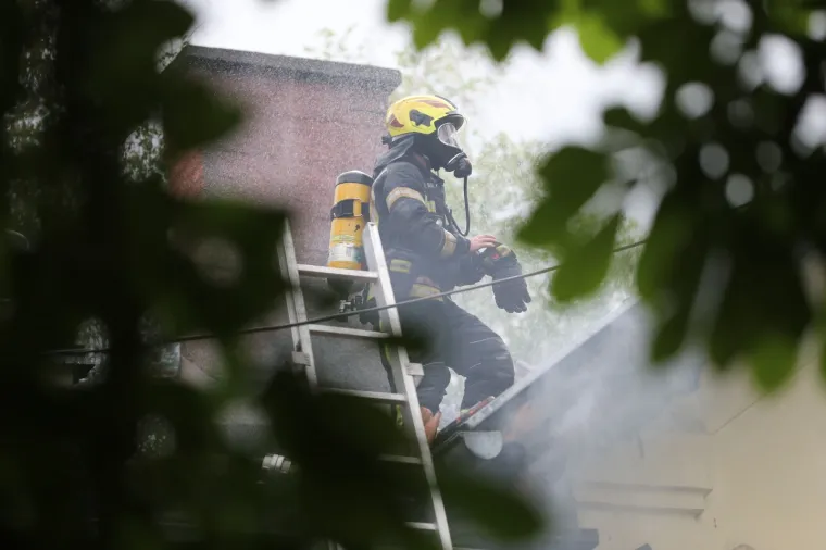 Pogledajte vatrogasce u akciji: Gori pivnica na Tre&scaron;njevci