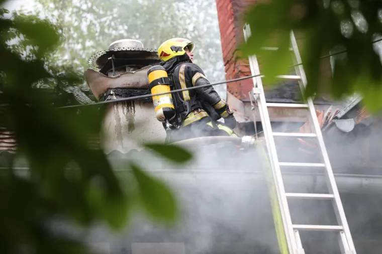 Pogledajte vatrogasce u akciji: Gori pivnica na Tre&scaron;njevci