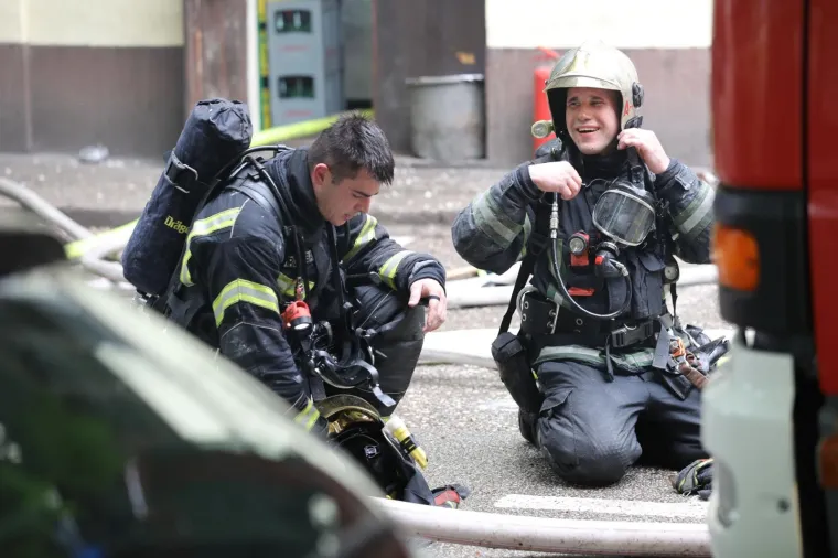 Pogledajte vatrogasce u akciji: Gori pivnica na Tre&scaron;njevci