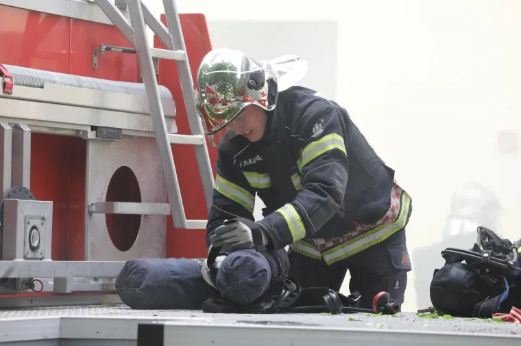 Pogledajte vatrogasce u akciji: Gori pivnica na Tre&scaron;njevci