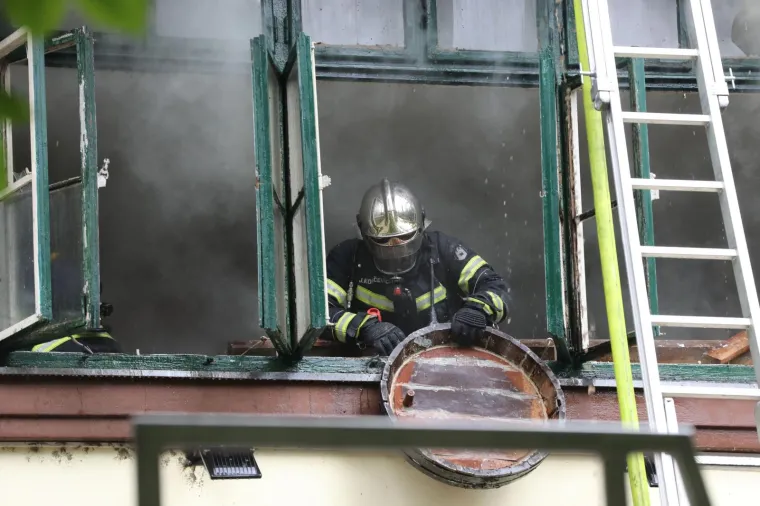 Pogledajte vatrogasce u akciji: Gori pivnica na Tre&scaron;njevci