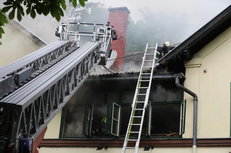 Pogledajte vatrogasce u akciji: Gori pivnica na Tre&scaron;njevci