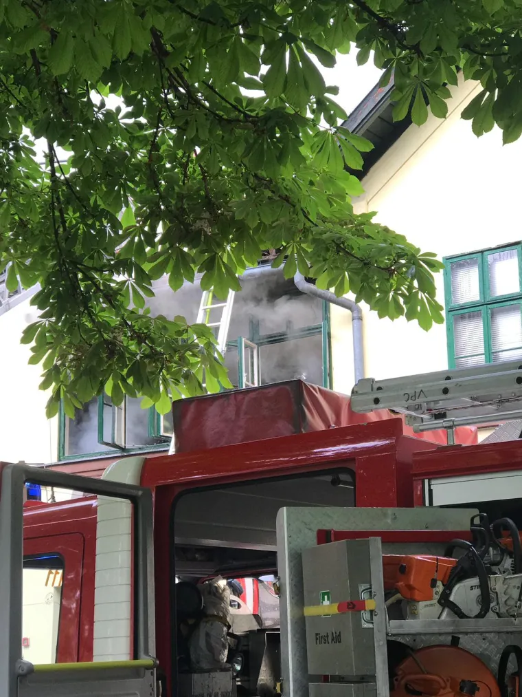 Pogledajte vatrogasce u akciji: Gori pivnica na Tre&scaron;njevci