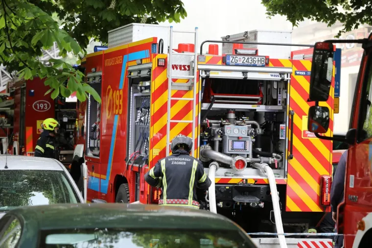 Izbio je pozar  u ulici Bozidara Adzije 16. Radi se o pozaru krovista, a na teren je upuceno sedam vatrogasnih vozila. Gori kroviste poznate pivnice Budweiser.