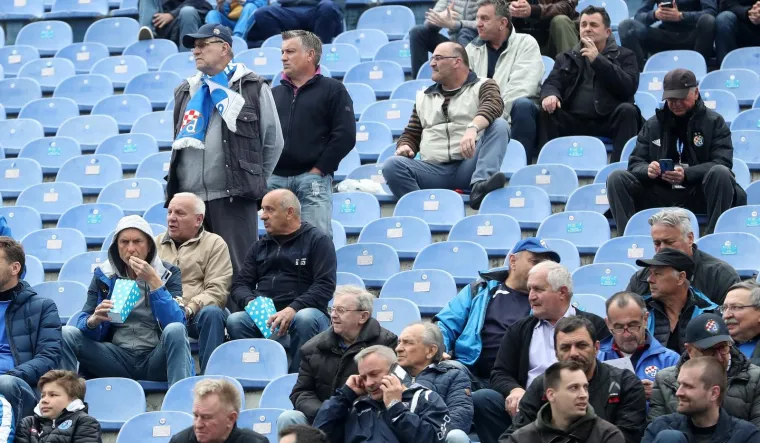 Jako je malo navijača do&scaron;lo na utakmicu. Bad Blue Boysi vjerno pjevaju sa sjevera, ali ostale tribine zjape gotovo prazne. Na tribinama je 3.483 gledatelja.