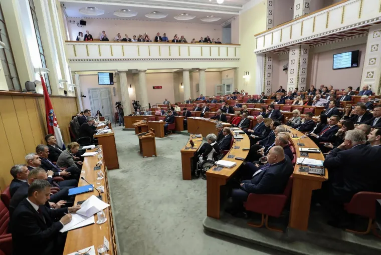 Žustar aktualac! Plenković odbio odgovoriti SDP-ovcu, Marasu opomena, Bulj premijeru donio mlijeko
