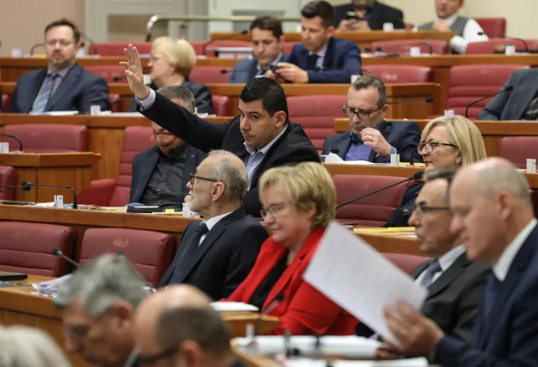 Žustar aktualac! Plenković odbio odgovoriti SDP-ovcu, Marasu opomena, Bulj premijeru donio mlijeko