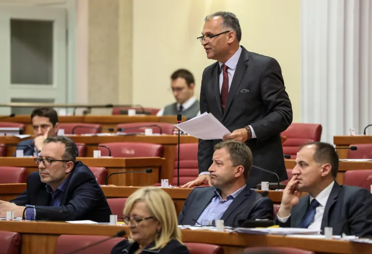 Žustar aktualac! Plenković odbio odgovoriti SDP-ovcu, Marasu opomena, Bulj premijeru donio mlijeko