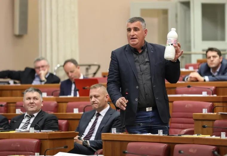 Žustar aktualac! Plenković odbio odgovoriti SDP-ovcu, Marasu opomena, Bulj premijeru donio mlijeko