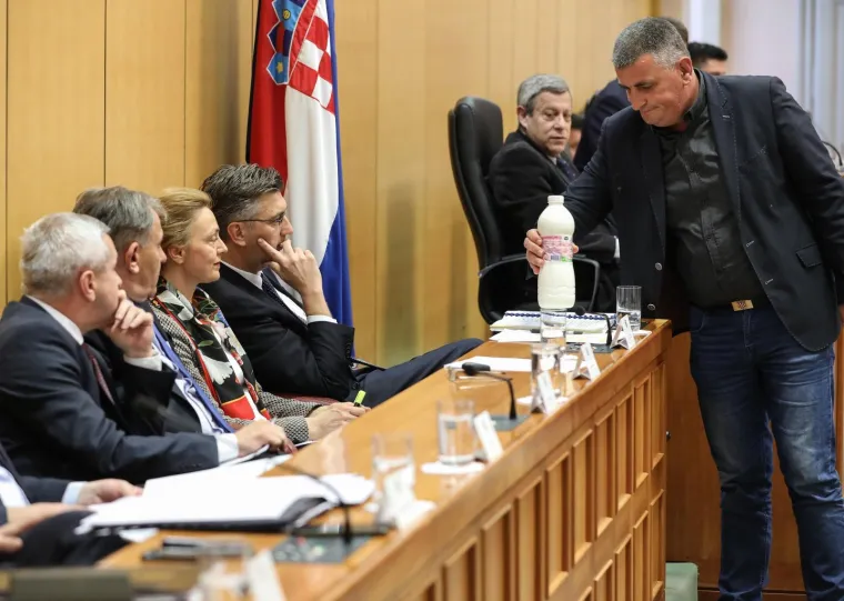 Žustar aktualac! Plenković odbio odgovoriti SDP-ovcu, Marasu opomena, Bulj premijeru donio mlijeko