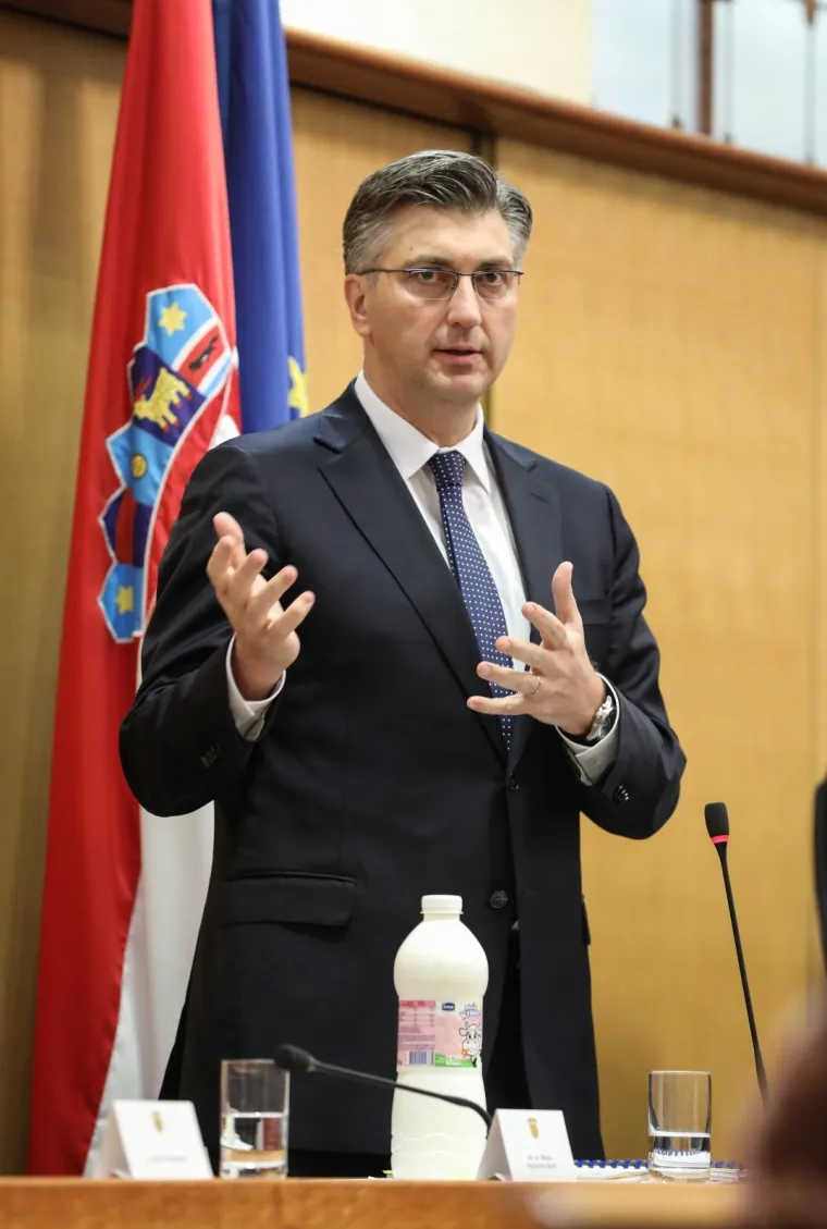 Žustar aktualac! Plenković odbio odgovoriti SDP-ovcu, Marasu opomena, Bulj premijeru donio mlijeko
