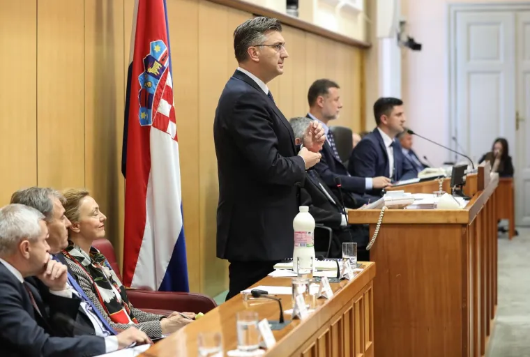 Žustar aktualac! Plenković odbio odgovoriti SDP-ovcu, Marasu opomena, Bulj premijeru donio mlijeko