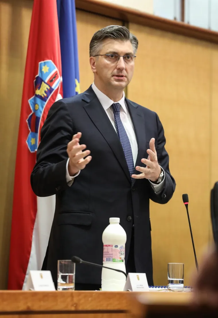 Žustar aktualac! Plenković odbio odgovoriti SDP-ovcu, Marasu opomena, Bulj premijeru donio mlijeko