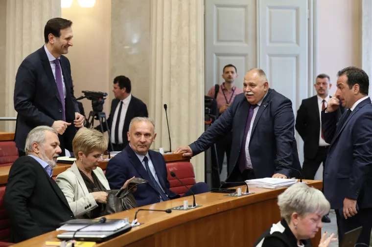 Žustar aktualac! Plenković odbio odgovoriti SDP-ovcu, Marasu opomena, Bulj premijeru donio mlijeko