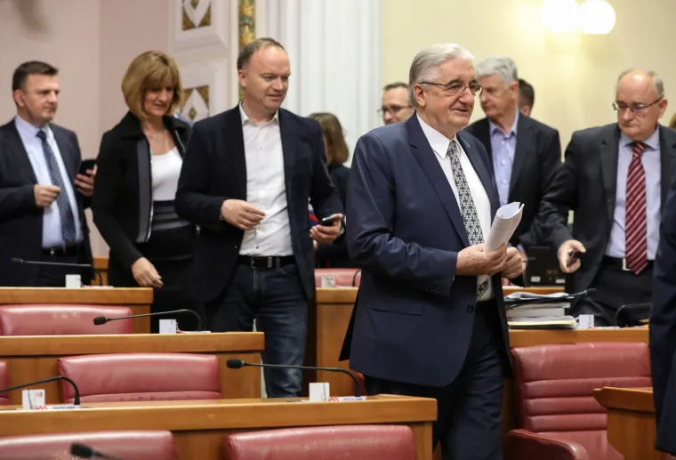 Žustar aktualac! Plenković odbio odgovoriti SDP-ovcu, Marasu opomena, Bulj premijeru donio mlijeko