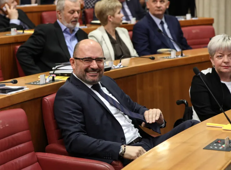 Žustar aktualac! Plenković odbio odgovoriti SDP-ovcu, Marasu opomena, Bulj premijeru donio mlijeko