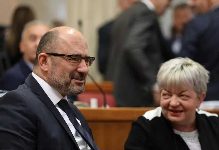 Žustar aktualac! Plenković odbio odgovoriti SDP-ovcu, Marasu opomena, Bulj premijeru donio mlijeko