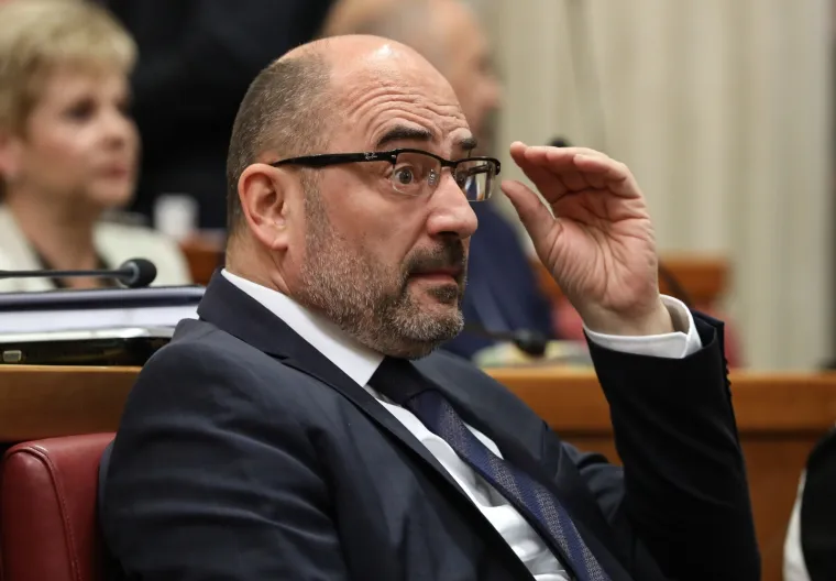 Žustar aktualac! Plenković odbio odgovoriti SDP-ovcu, Marasu opomena, Bulj premijeru donio mlijeko