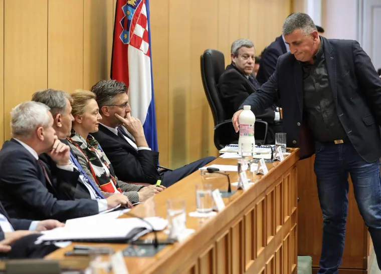 Bulj donio premijeru mlijeko: 'Živite li vi Plenkoviću u realnom svijetu?'